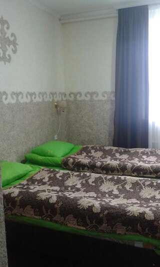 Гостевой дом Guest House Karakol Каракол Двухместный номер с 2 отдельными кроватями и ванной комнатой-2