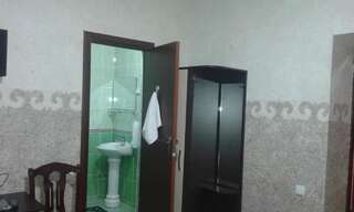 Гостевой дом Guest House Karakol Каракол Двухместный номер с 2 отдельными кроватями и ванной комнатой-3