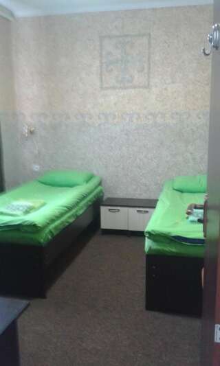 Гостевой дом Guest House Karakol Каракол Двухместный номер с 2 отдельными кроватями и ванной комнатой-8