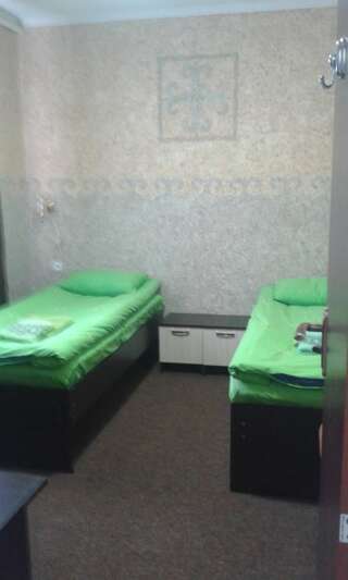 Гостевой дом Guest House Karakol Каракол Двухместный номер с 2 отдельными кроватями и ванной комнатой-1